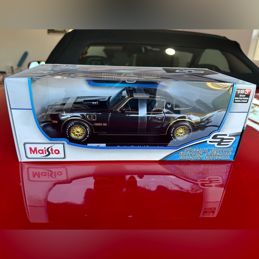 Maisto Special Edition 1:18 Scale Die-Cast Pontiac Firebird Trans AM